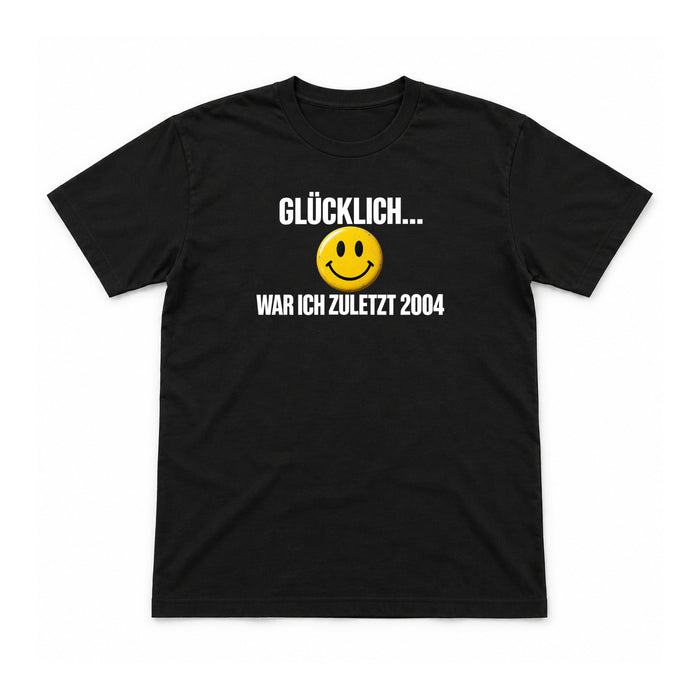 Glücklich war ich zuletzt 2004 – Unisex T-Shirt – Schwarz – Flat-Lay Vorderseite (Mockup)