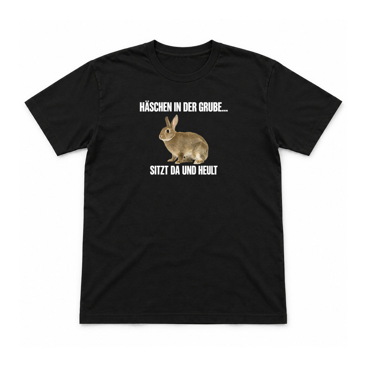 Häschen in der Grube – Unisex T-Shirt – Schwarz – Flat-Lay Vorderseite (Mockup)