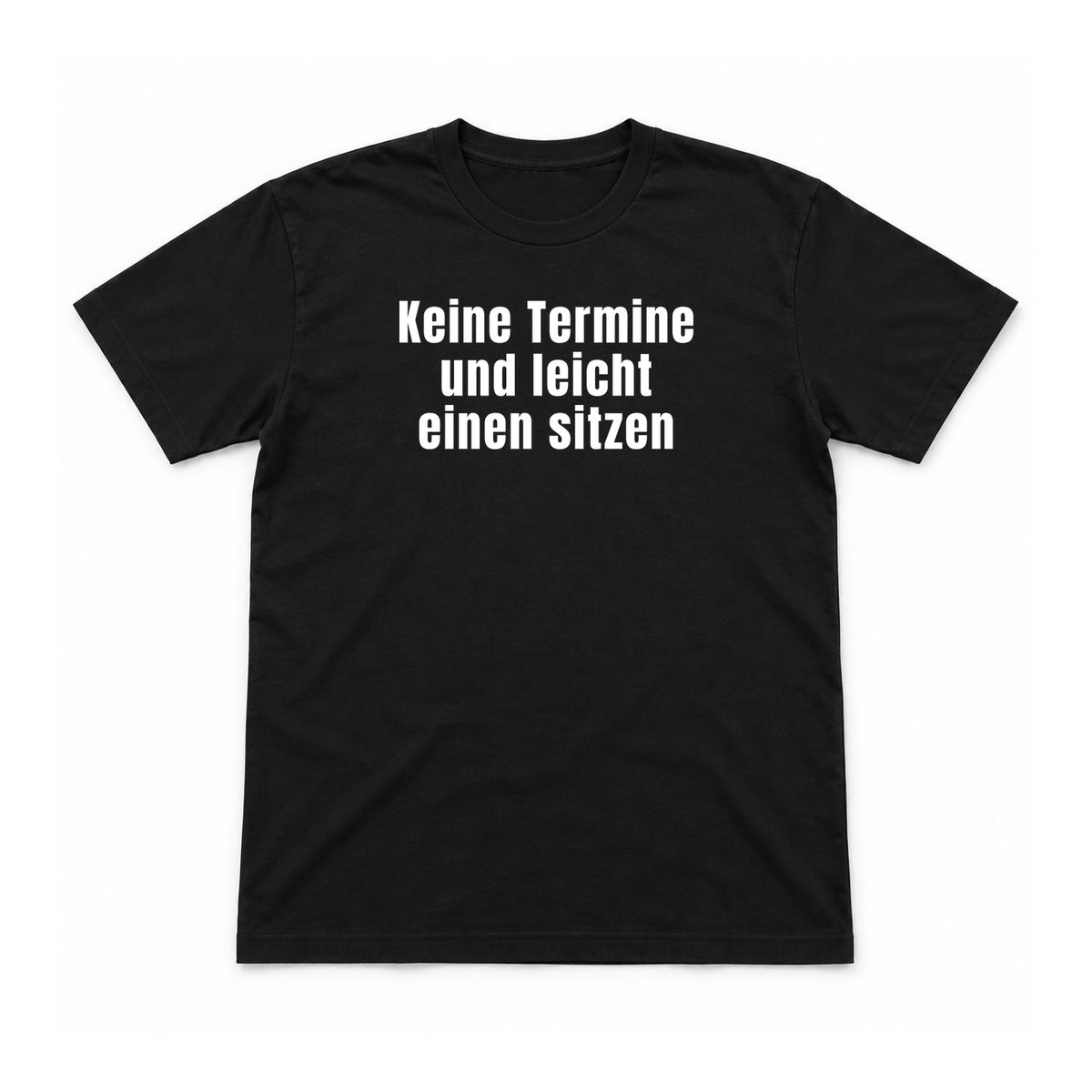 Keine Termine und leicht einen sitzen – Unisex T-Shirt – Black – Flat-Lay Vorderseite (Mockup)