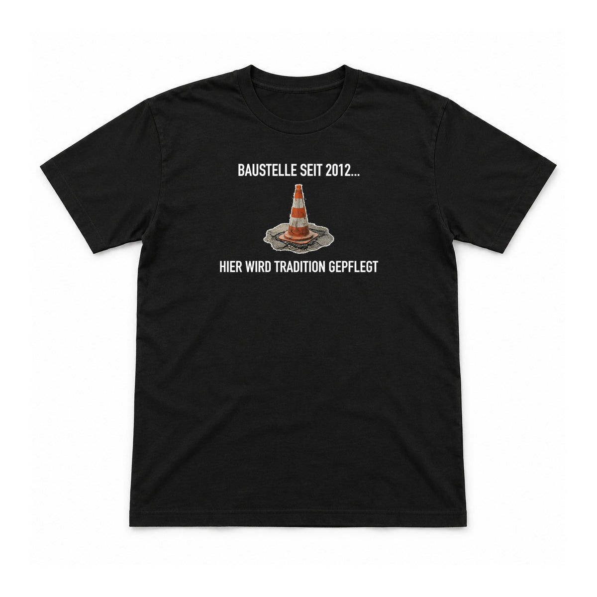 Baustelle seit 2012 – Unisex T-Shirt – Schwarz – Flat-Lay Vorderseite (Mockup)