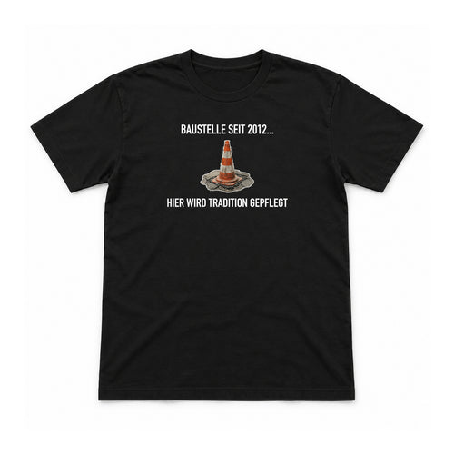 Baustelle seit 2012 – Unisex T-Shirt – Schwarz – Flat-Lay Vorderseite (Mockup)