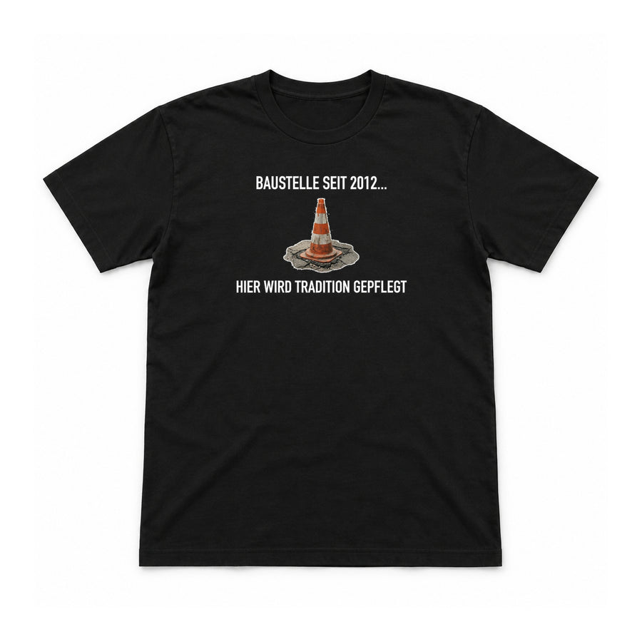 Baustelle seit 2012 – Unisex T-Shirt – Schwarz – Flat-Lay Vorderseite (Mockup)
