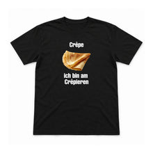Ich bin am Crêpieren – Unisex T-Shirt – Schwarz – Flat-Lay Vorderseite (Mockup)