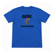 Tief im Fettnäpfchen – Unisex T-Shirt – Royalblau – Flat-Lay Vorderseite (Mockup)