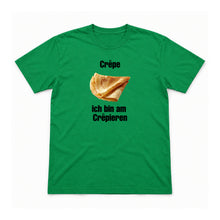 Ich bin am Crêpieren – Unisex T-Shirt – Irish Green – Flat-Lay Vorderseite (Mockup)