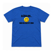 Glücklich war ich zuletzt 2004 – Unisex T-Shirt – Royalblau – Flat-Lay Vorderseite (Mockup)