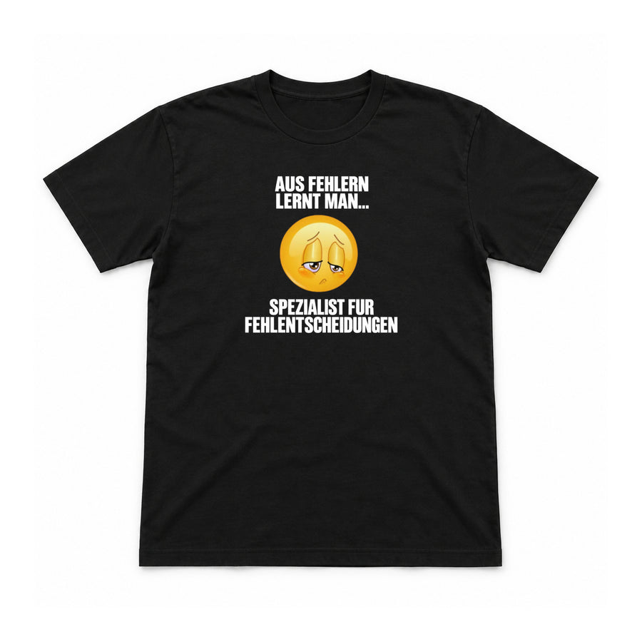 Spezialist für Fehlentscheidungen – Unisex T-Shirt – Schwarz – Flat-Lay Vorderseite (Mockup)