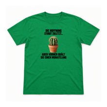 Die Hoffnung stirbt zuletzt – Unisex T-Shirt – Irish Green – Flat-Lay Vorderseite (Mockup)
