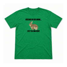 Häschen in der Grube – Unisex T-Shirt – Irish Green – Flat-Lay Vorderseite (Mockup)