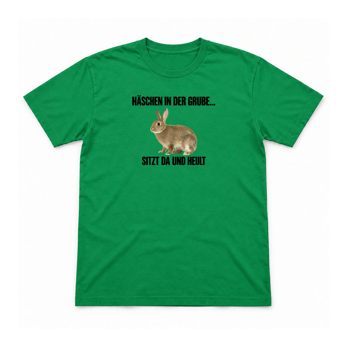 Häschen in der Grube – Unisex T-Shirt – Irish Green – Flat-Lay Vorderseite (Mockup)