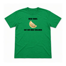 Diese Nudel hat den Biss verloren – Unisex T-Shirt – Irish Green – Flat-Lay Vorderseite (Mockup)