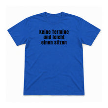 Keine Termine und leicht einen sitzen – Unisex T-Shirt – Royal – Flat-Lay Vorderseite (Mockup)