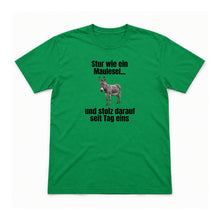 Stur wie ein Maulesel – Unisex T-Shirt – Irish Green – Flat-Lay Vorderseite (Mockup)