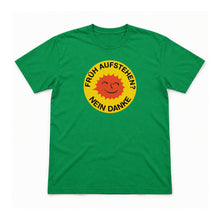 Früh aufstehen? Nein danke – Unisex T-Shirt – Irish Green – Flat-Lay Vorderseite (Mockup)