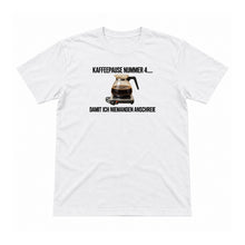Kaffeepause Nummer vier – Unisex T-Shirt – Weiß – Flat-Lay Vorderseite (Mockup)