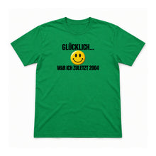 Glücklich war ich zuletzt 2004 – Unisex T-Shirt – Irish Green – Flat-Lay Vorderseite (Mockup)