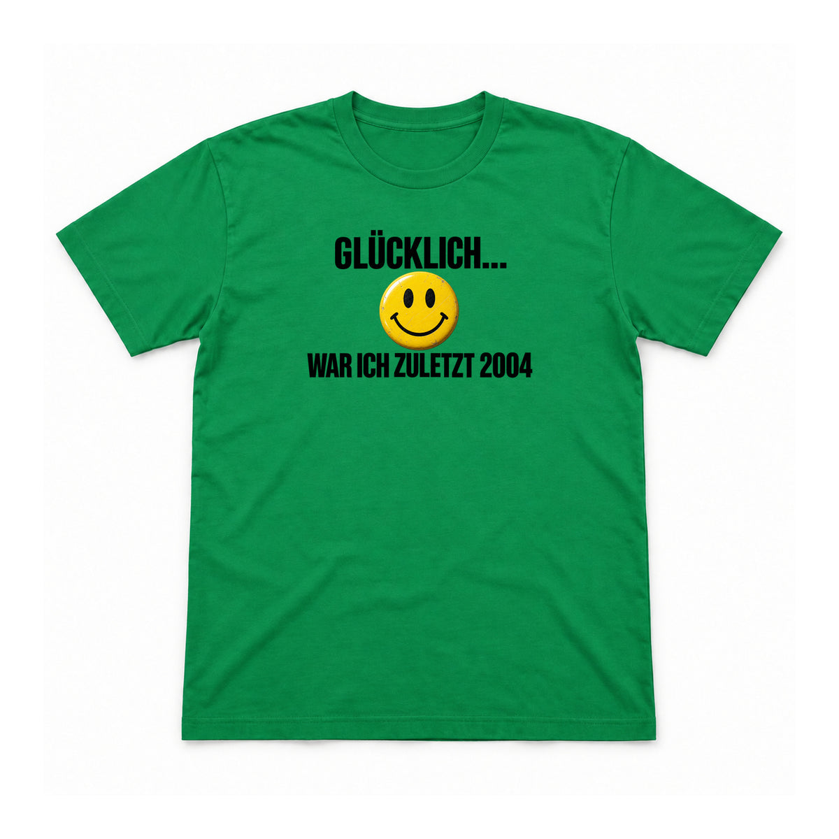 Glücklich war ich zuletzt 2004 – Unisex T-Shirt – Irish Green – Flat-Lay Vorderseite (Mockup)