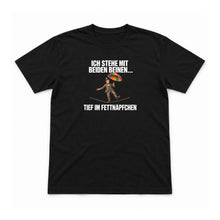 Tief im Fettnäpfchen – Unisex T-Shirt – Schwarz – Flat-Lay Vorderseite (Mockup)