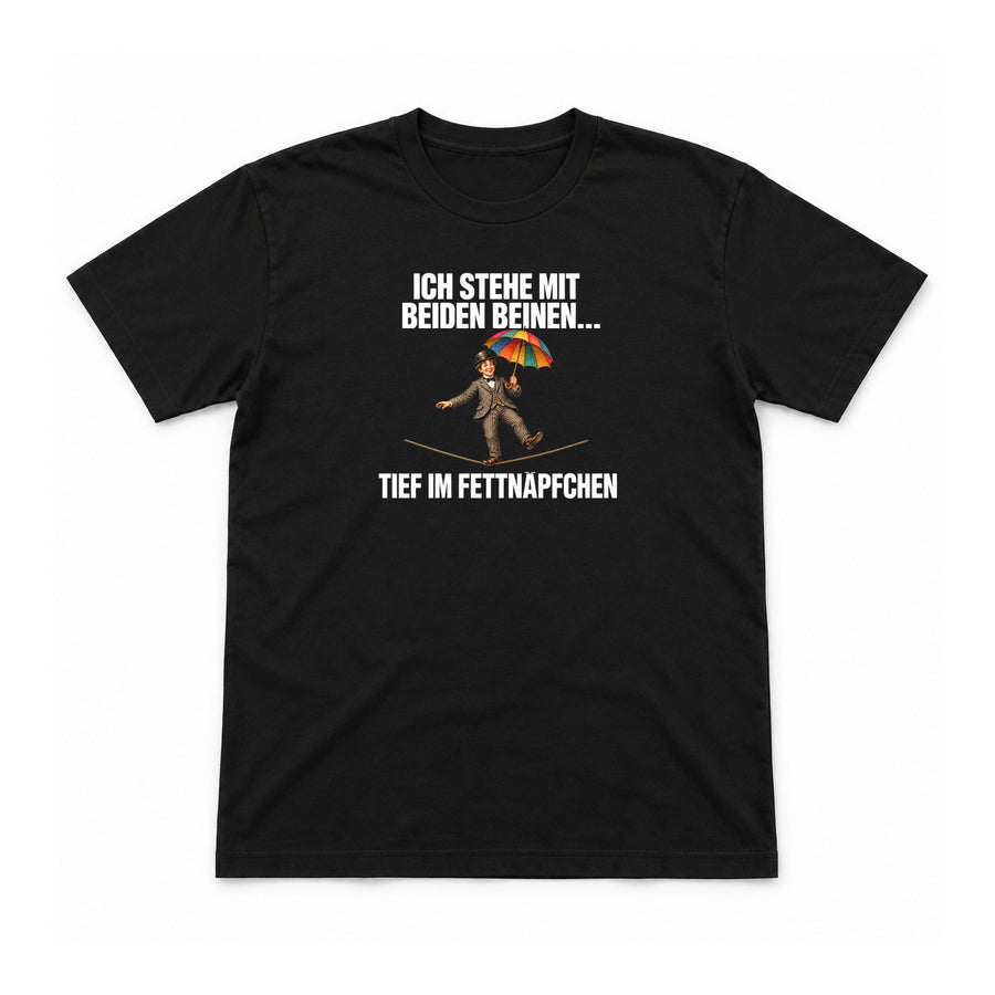 Tief im Fettnäpfchen – Unisex T-Shirt – Schwarz – Flat-Lay Vorderseite (Mockup)