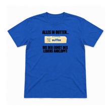 Alles in Butter – bis der Ernst anklopft – Unisex T-Shirt – Royalblau – Flat-Lay Vorderseite (Mockup)