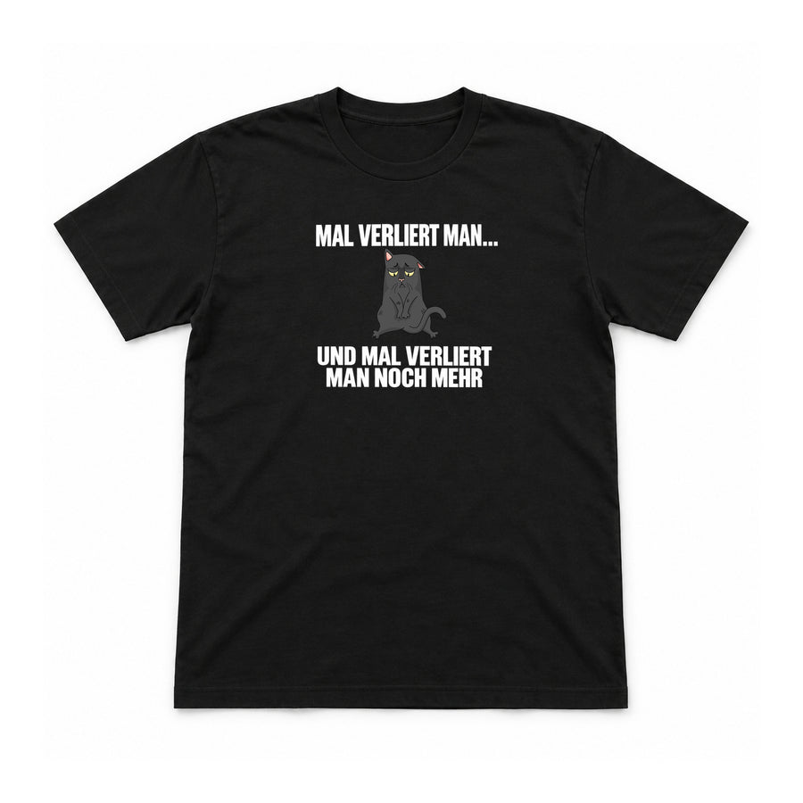 Mal verliert man, mal noch mehr – Unisex T-Shirt – Schwarz – Flat-Lay Vorderseite (Mockup)