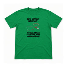 Stress vermeiden – Unisex T-Shirt – Irish Green – Flat-Lay Vorderseite (Mockup)