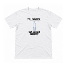 Stille Wasser sind auch nur depressiv – Unisex T-Shirt – Weiß – Flat-Lay Vorderseite (Mockup)