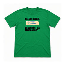 Alles in Butter – bis der Ernst anklopft – Unisex T-Shirt – Irish Green – Flat-Lay Vorderseite (Mockup)