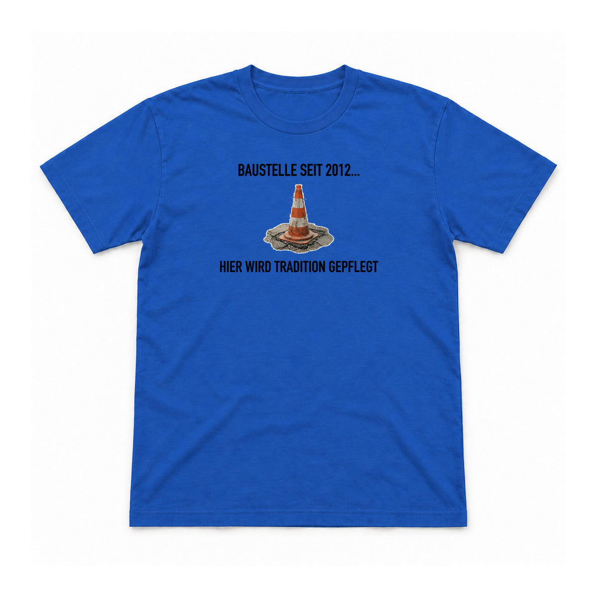 Baustelle seit 2012 – Unisex T-Shirt – Royalblau – Flat-Lay Vorderseite (Mockup)