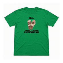 Ich wolle im Bett bleiben – Unisex T-Shirt – Irish Green – Flat-Lay Vorderseite (Mockup)