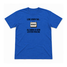 Lebe jeden Tag wie deinen letzten Freitag – Unisex T-Shirt – Royalblau – Flat-Lay Vorderseite (Mockup)