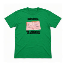 Gelber Schein – Unisex T-Shirt – Irish Green – Flat-Lay Vorderseite (Mockup)