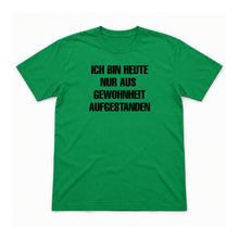 Nur aus Gewohnheit aufgestanden – Unisex T-Shirt – Irish Green – Flat-Lay Vorderseite (Mockup)
