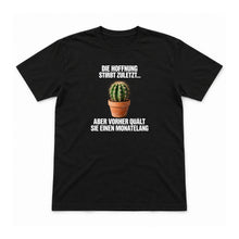 Die Hoffnung stirbt zuletzt – Unisex T-Shirt – Schwarz – Flat-Lay Vorderseite (Mockup)