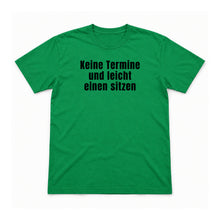 Keine Termine und leicht einen sitzen – Unisex T-Shirt – Irish Green – Flat-Lay Vorderseite (Mockup)