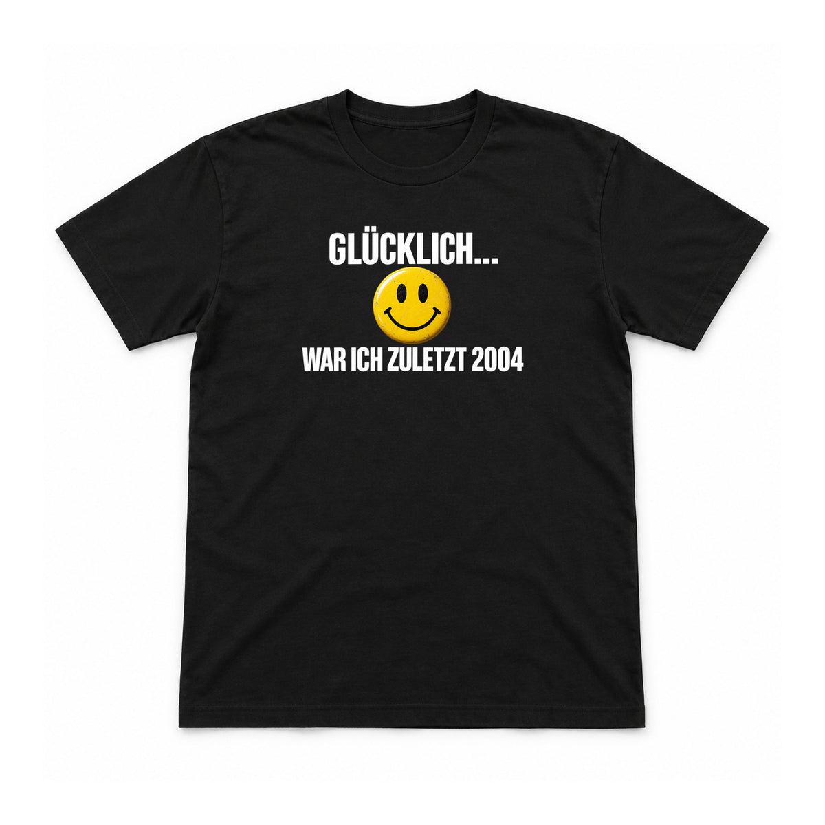 Glücklich war ich zuletzt 2004 – Unisex T-Shirt – Schwarz – Flat-Lay Vorderseite (Mockup)