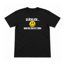 Glücklich war ich zuletzt 2004 – Unisex T-Shirt – Schwarz – Flat-Lay Vorderseite (Mockup)
