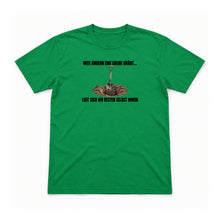 Wer andern eine Grube gräbt – Unisex T-Shirt – Irish Green – Flat-Lay Vorderseite (Mockup)