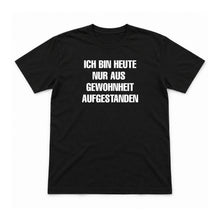Nur aus Gewohnheit aufgestanden – Unisex T-Shirt – Black – Flat-Lay Vorderseite (Mockup)