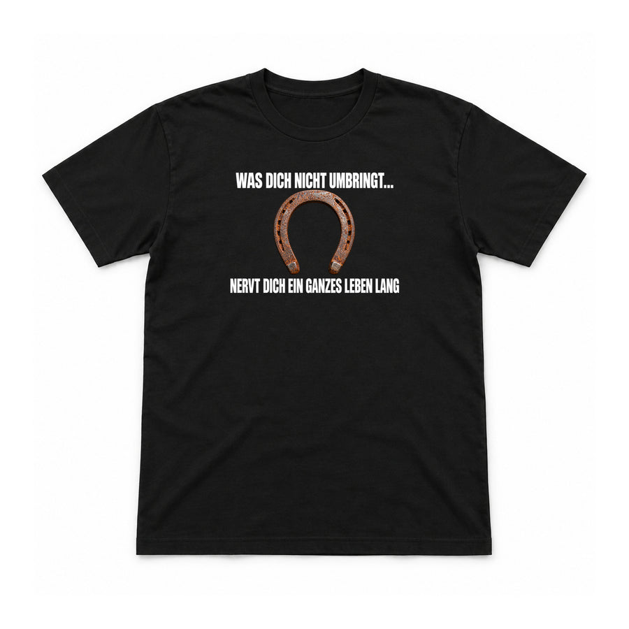 Was dich nicht umbringt, nervt dich – Unisex T-Shirt – Schwarz – Flat-Lay Vorderseite (Mockup)