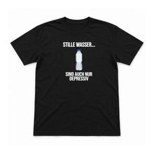 Stille Wasser sind auch nur depressiv – Unisex T-Shirt – Schwarz – Flat-Lay Vorderseite (Mockup)