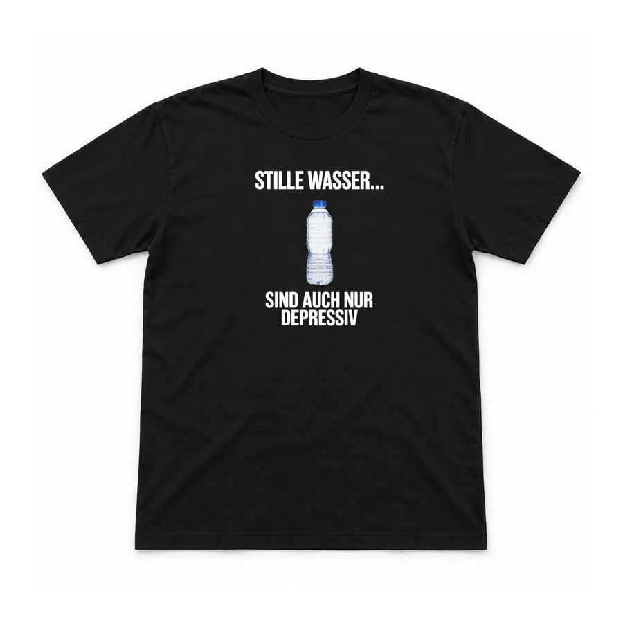 Stille Wasser sind auch nur depressiv – Unisex T-Shirt – Schwarz – Flat-Lay Vorderseite (Mockup)
