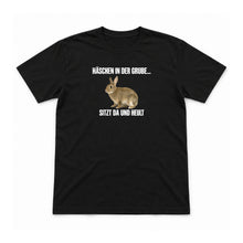 Häschen in der Grube – Unisex T-Shirt – Schwarz – Flat-Lay Vorderseite (Mockup)