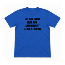 Nur aus Gewohnheit aufgestanden – Unisex T-Shirt – Royal – Flat-Lay Vorderseite (Mockup)