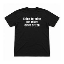 Keine Termine und leicht einen sitzen – Unisex T-Shirt – Black – Flat-Lay Vorderseite (Mockup)