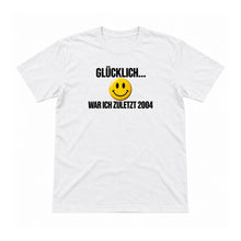 Glücklich war ich zuletzt 2004 – Unisex T-Shirt – Weiß – Flat-Lay Vorderseite (Mockup)