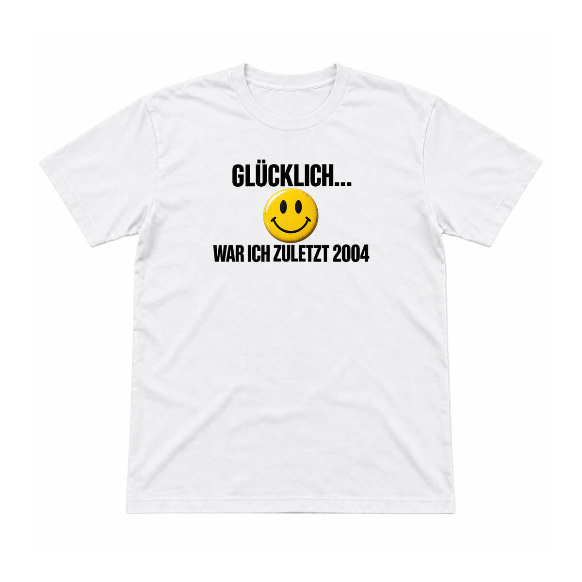 Glücklich war ich zuletzt 2004 – Unisex T-Shirt – Weiß – Flat-Lay Vorderseite (Mockup)