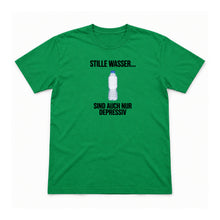 Stille Wasser sind auch nur depressiv – Unisex T-Shirt – Irish Green – Flat-Lay Vorderseite (Mockup)