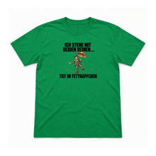 Tief im Fettnäpfchen – Unisex T-Shirt – Irish Green – Flat-Lay Vorderseite (Mockup)
