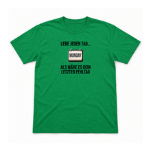 Lebe jeden Tag wie deinen letzten Freitag – Unisex T-Shirt – Irish Green – Flat-Lay Vorderseite (Mockup)